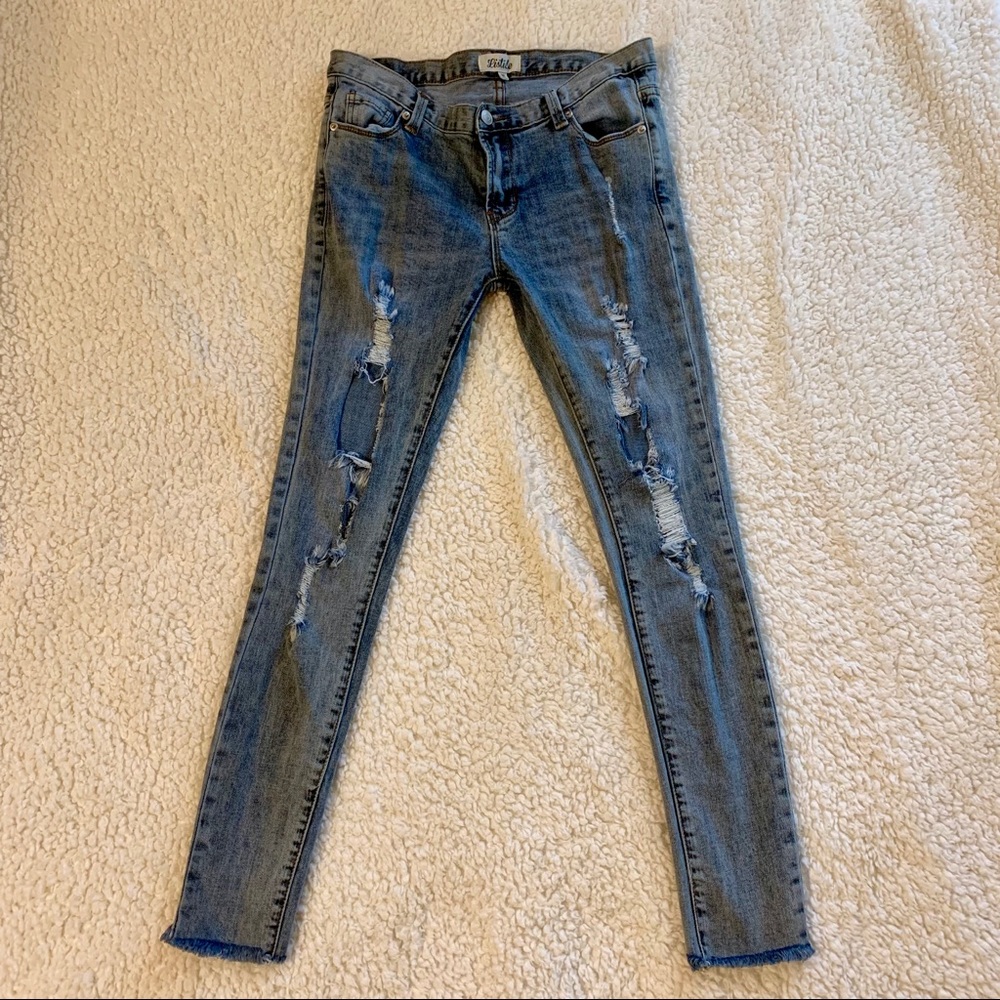 ❤️ 2/$10 Destroyed light wash denim jeans